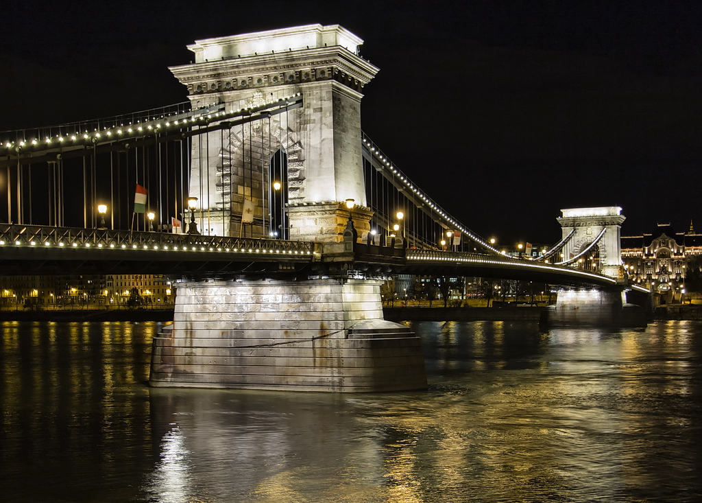 Chain Bridge at night